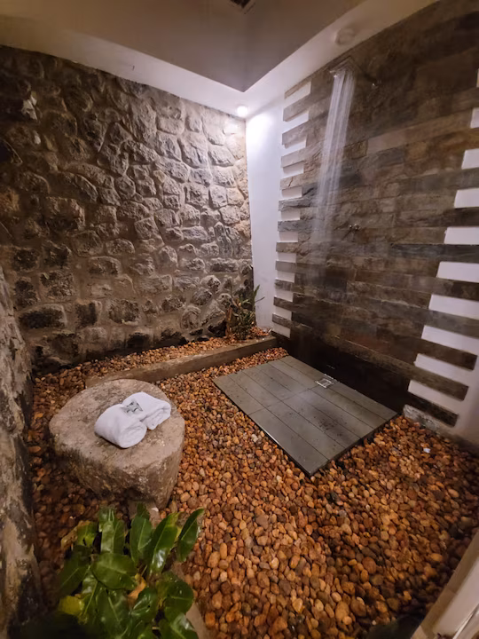 CASTRA VILLA - BATHROOM